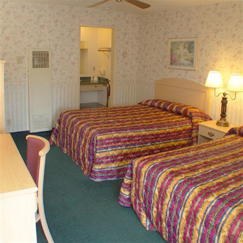 National 9 Motel Santa Cruz Room photo