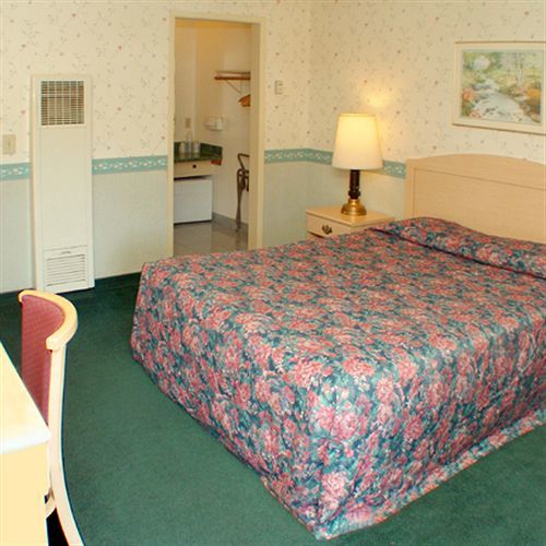 National 9 Motel Santa Cruz Room photo